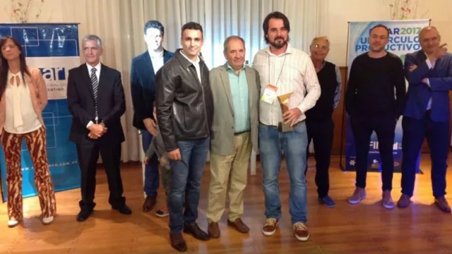 Scarpatti debutó en Fimar con una mención especial por su escritorio de la línea Piano 