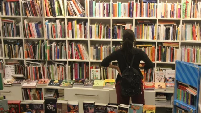 El amplio salón de Librería del Palacio te invita a recorrer un mundo de libros.