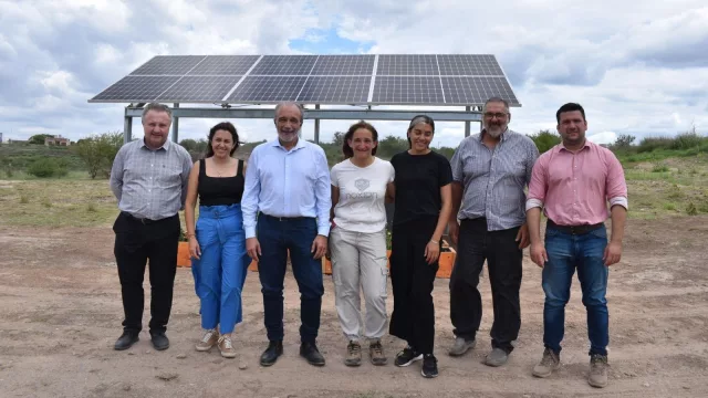 Muchas flores para innovar en la producción florivoltaica (el Despeñaderos Florece da un nuevo paso a la sustentabilidad)