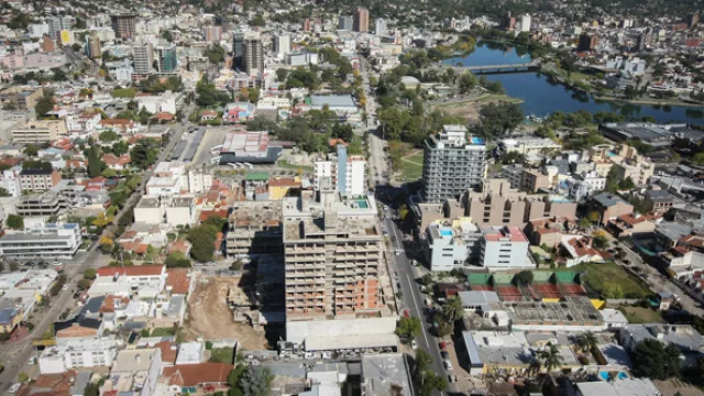 Ya construyen la tercera torre de Ópera Carlos Paz. Detrás, el Lago San Roque.