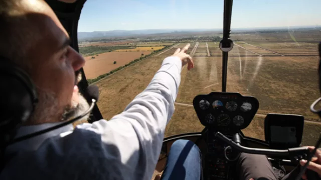 'De acá... hasta allá', Salim demarca una de los cuatro sectores en los que se divide Docta.
