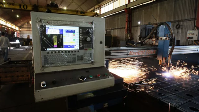 Un pantógrafo corta con precisión las chapas más gruesas. 