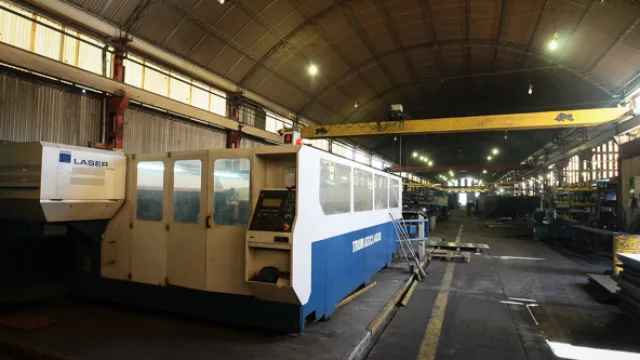 Una de las cortadoras láser que posee la compañía en su planta de Las Varillas.