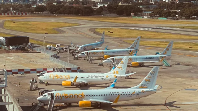 Flybondi se mete más anabólicos: llegan otros dos aviones y ya suma 19 a “su” flota (raro: estos son Airbus A320 y no Boeing 737-800)