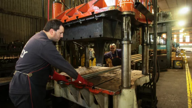 Milton y Gustavo trabajan en la prensa para enderezar las barras de mayor espesor. 