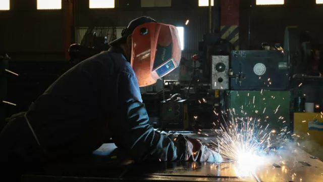 Una treintena de soldadores trabajan en la fábrica.