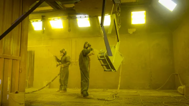 Amarillo Pauny. En la fábrica, una imponente cabina de pintura le da el color distintivo a los productos de la empresa. 