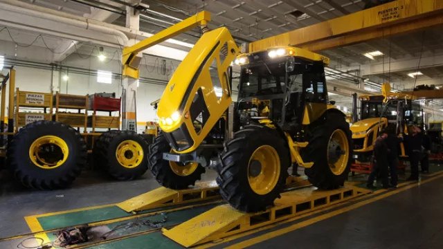 El resultado final del proceso productivo: el tractor amarillo de Pauny, made in Córdoba.
