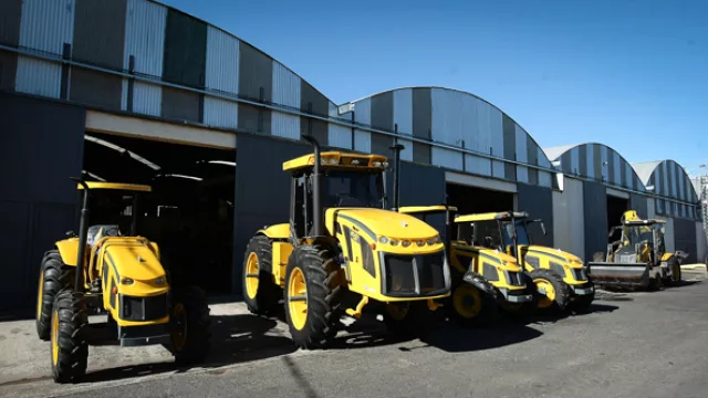 El resultado final del proceso productivo: el tractor amarillo de Pauny, made in Córdoba.
