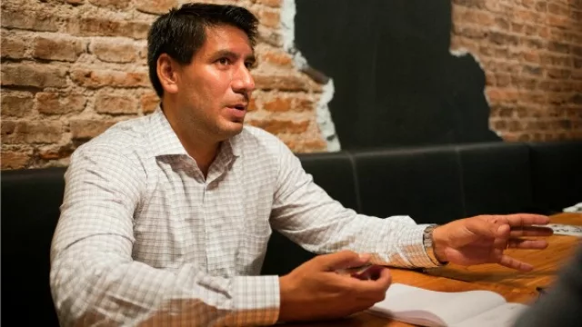 Esta industria tiende a tercerizar el tema del cobro online y no a romper al hombre del medio.