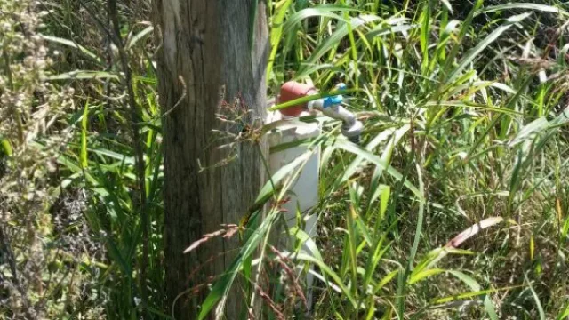 Una canilla en un poste, el amenity junto a la cancha de tenis.