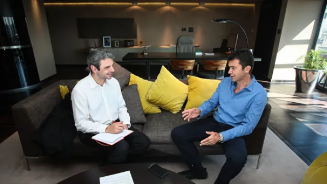 Gonzalez recibió a InfoNegocios en su amplia oficina.