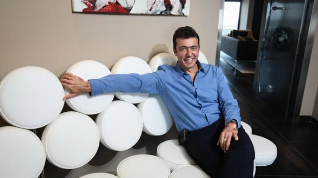 La oficina del director de Consultores de Empresas tiene detalles de diseño, como este sillón.