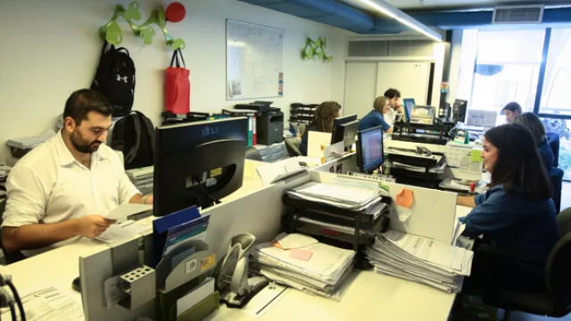 La liquidación de sueldos se realiza en el segundo piso del edificio de Consultores.