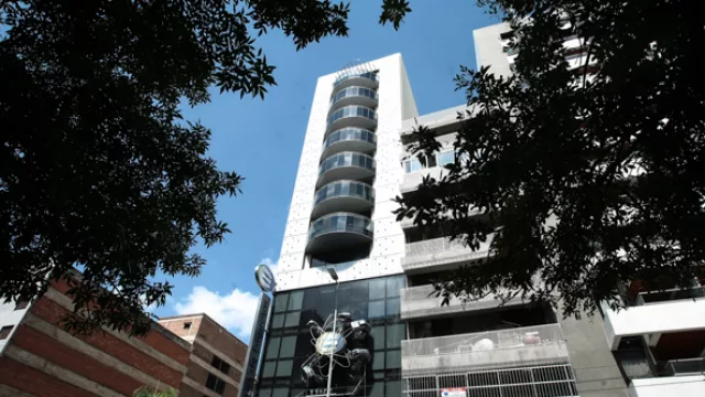 Fachada del headquarter, en la avenida Olmos pasando la avenida Maipú, en el centro cordobés.