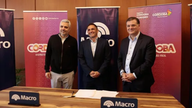 (De izquierda a derecha): Diego Barberis (vocal Agencia Córdoba Turismo), Santiago Gonzalez (gerente Divisional Córdoba de Banco Macro) y Darío Capitani, presidente de la Agencia Córdoba Turismo, durante la firma del convenio
