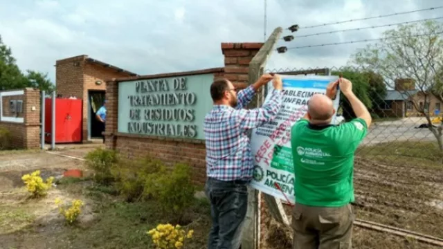 La Policía Ambiental de Córdoba dictó el cese preventivo de la planta Taym, ya que se detectó que hubo desplazamiento de residuos peligrosos. Aún no hay datos sobre las muestras de suelo y agua tomadas en la zona.