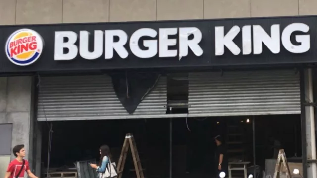 Otra vez en silencio, Burger King abre un nuevo local (frente al Buen Pastor)