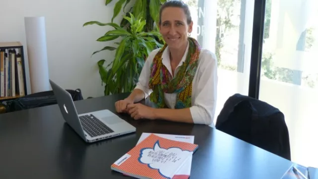 Albana Bigoglio en su oficina que también funciona como sala de reuniones.