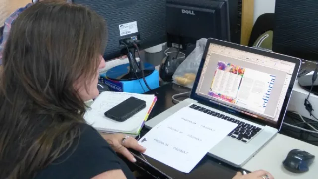 Alejandra es maestra y la encargada de la revista institucional de Alladio.