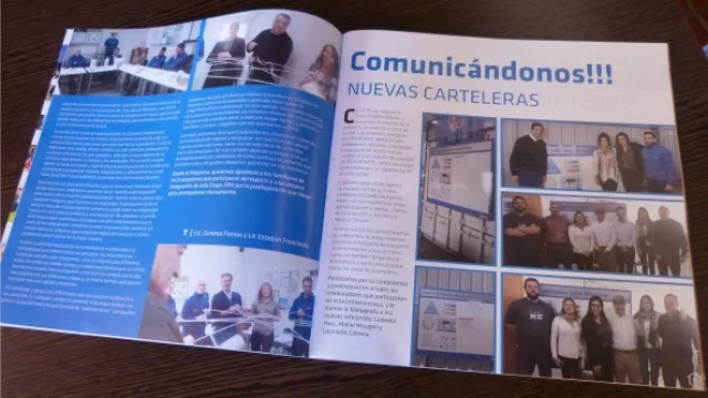 La revista Huellas se reparte al personal de la compañía y sirve de medio de comunicación interno.