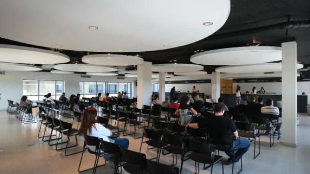 Atiende a 100.000 consultas por mes.