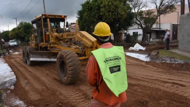 Municipalidad pavimenta Los Calabreses en barrio Los Boulevares