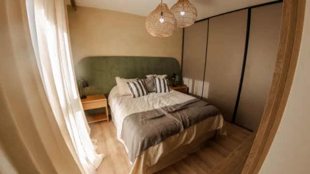 a casa modelo de One Dakota Housing: Dormitorio principal, con baño en suite