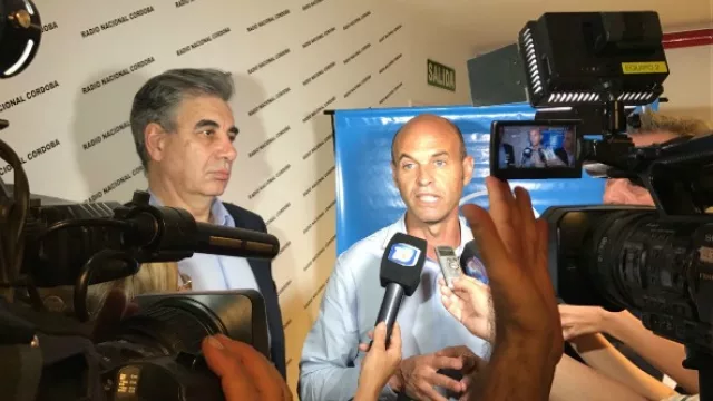 Codo a codo: Mario Dell´Acqua (presidente de Aerolíneas Argentinas) y Guillermo Dietrich, ministro de Transporte, ayer en Córdoba.