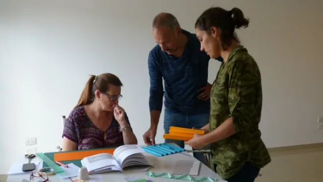 Guillermo junto a Natalia Aragonez y Silvia Boni en pleno armado de la sesión de fotos del nuevo catálogo de Perla Negra.