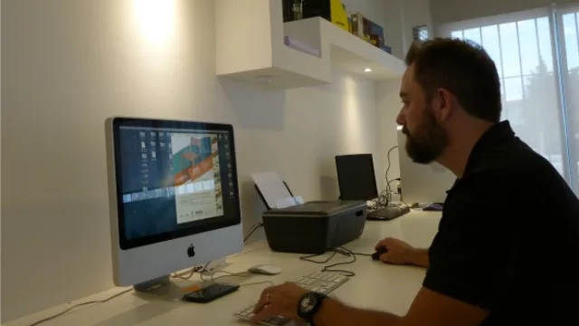 Fernando tiene a su mando el manejo de la cuentas y la relación con los clientes.