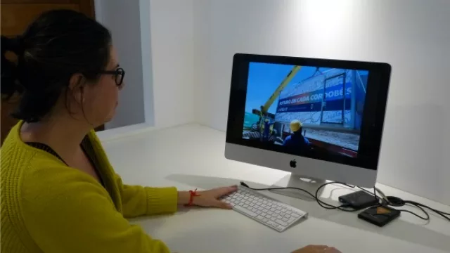 Yamila muestra parte del trabajo que realiza Arsat uno de los clientes que más trabajo demanda.