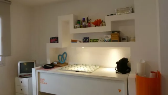 El estudio es casi un quirófano, el blanco abunda al igual que la excelente luz que ingresa por ambos lados del edificio