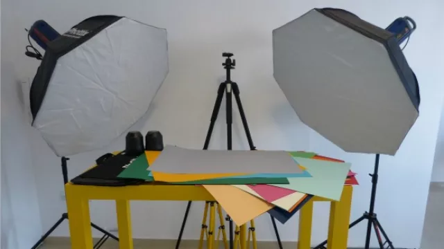 Como prefieren evitar los bancos de imágenes, en el estudio tienen su propio estudio de fotografía.
