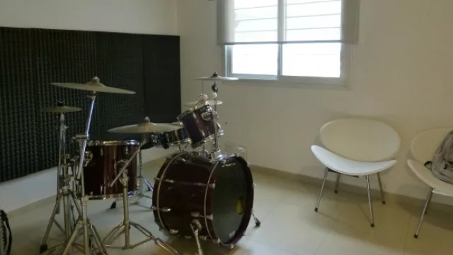 Guillermo que vive muy cerca del estudio, instaló su batería allí para los momentos de relax.