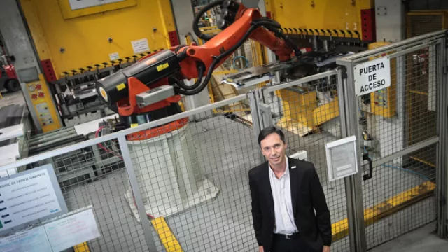 El presidente de la compañía, Marcos Alladio, posa delante de uno de los robots de la planta de Luque.