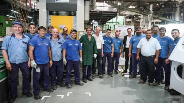 No se quisieron perder la foto. Álvaro Corral retrató al presidente de la empresa con un grupo de operarios de la planta de Luque. 