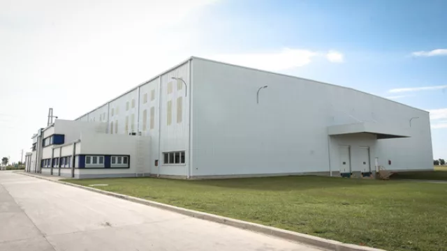 La nueva fábrica de lavavajillas -inaugurada en 2015- tiene 4.500 m2 y está en la localidad de Luque. Hoy funciona un sólo turno de producción.