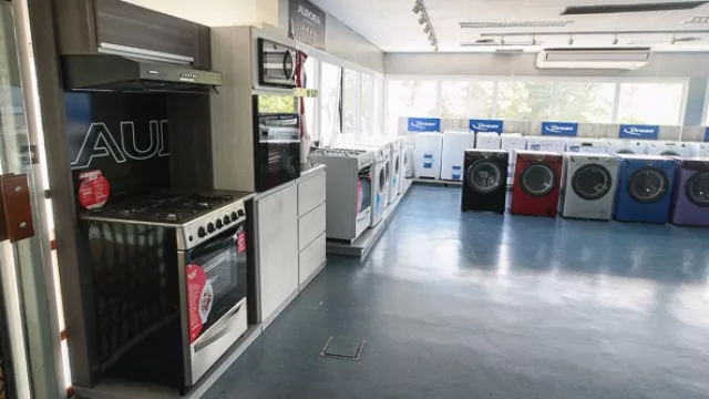 En el hall de ingreso de la fábrica ya se exhiben algunos de los productos de la marca Aurora junto a los lavarropas Drean.