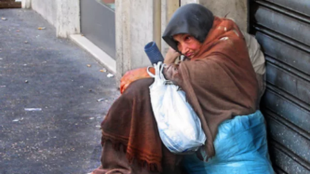 Desde Italia, donde hay pobres, pero se ven pocos