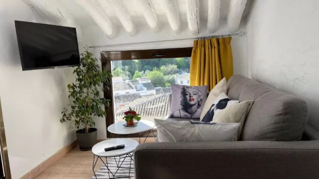 Airbnb implementa tecnología para prevenir fiestas no autorizadas en Nochevieja (y las incidencias han bajado un 81% desde su aplicación en 2020)