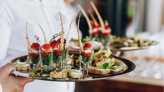 Las 5 empresas de catering que la rompen en los brindis y eventos de fin de año (las tendencias del momento según event planners)