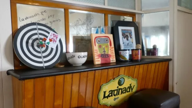 En la agencia hay lugar para el espacimiento también, ya sea con asado de por medio o con los dardos