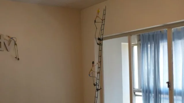 Los hombrecitos subiendo la escalera paso a paso, es una metáfora de la visión de LatinADV.