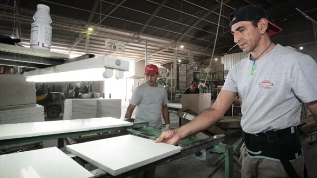 La firma tiene 307 empleados en la planta de producción. En total la plantilla suma 360.