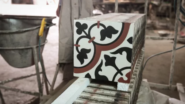 Los mosaicos artesanales pueden llegar a valer $ 1.000 el metro cuadrado. Un operario fabrica 3 m2 por turno.