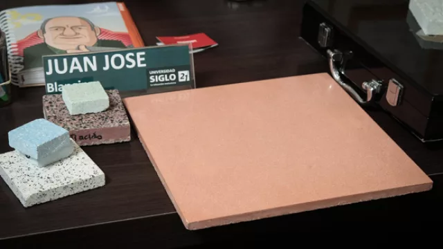 Lo nuevo, lo viejo y lo prehistórico. El mosaico bicapa, el compacto o monocapa (el invento de Juan Blangino) y ,en primer plano, el mosaico que la empresa tiene pensado lanzar para competir en el negocio de los cerámicos.