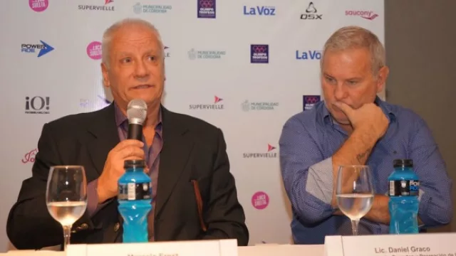 Marcelo Ernest, presidente de Corrientes Palace junto a Daniel Graco, subsecretario de Deportes y Recreación de la Municipalidad de Córdoba durante la conferencia de prensa.
