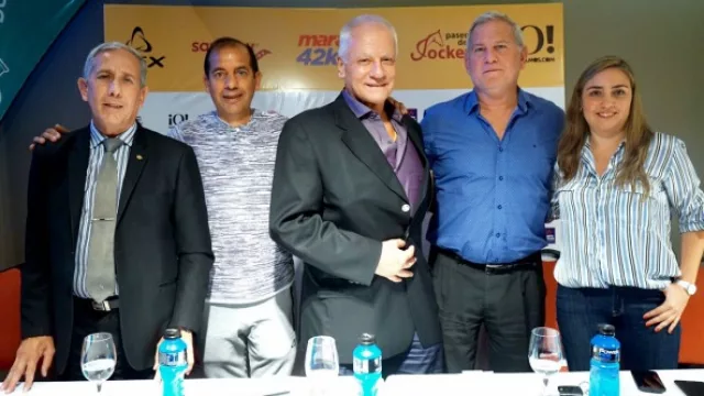Marcelo Ernest, presidente de Corrientes Palace, Antonio Silio, director Técnico de la Maratón, Narciso Alonso, director de Tránsito Municipal, Victoria Becerra, responsable de Marketing Paseo del Jockey y Daniel Graco, subsecretario de Deportes y Recreación de la Municipalidad de Córdoba.
