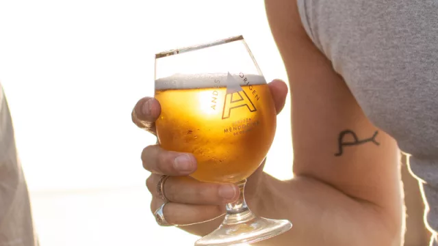 Andes trae la de Oro: cómo es la nueva variedad que lanza para el verano (y tendrá presencia en festivales de la Costa Argentina)